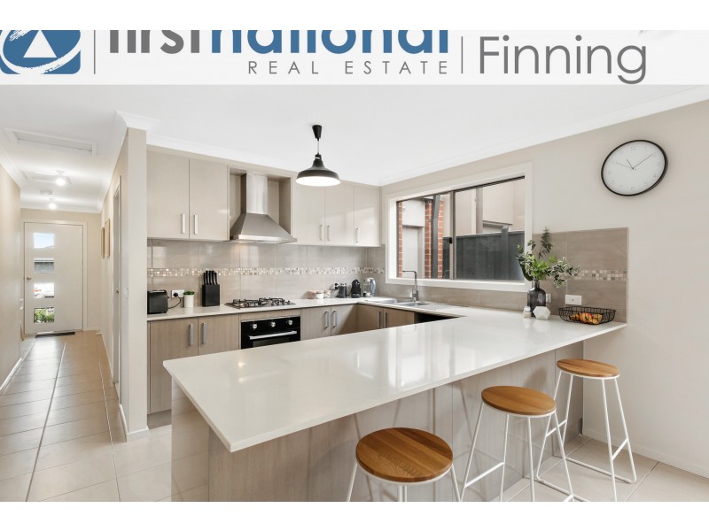 7 Hurdle Street, Clyde North VIC 3978