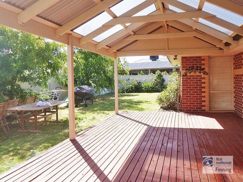 8 Gatehouse Drive, Cranbourne East VIC 3977