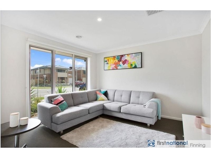 10 Fenway Boulevard, Clyde North VIC 3978