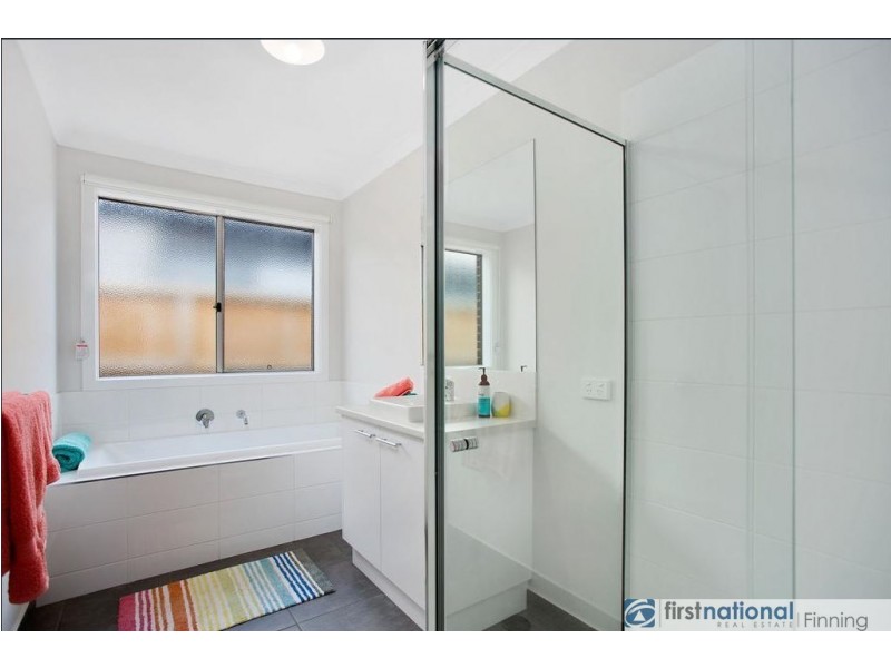 10 Fenway Boulevard, Clyde North VIC 3978