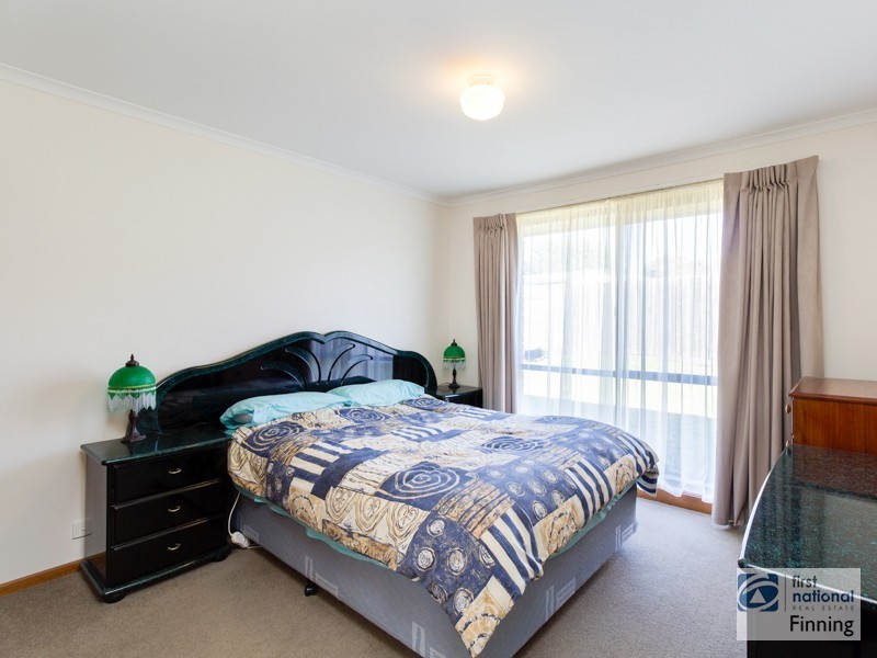 2/2 Lawson Close, Cranbourne VIC 3977
