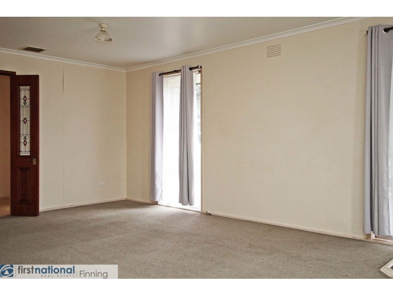 6 Valepark Crescent, Cranbourne VIC 3977