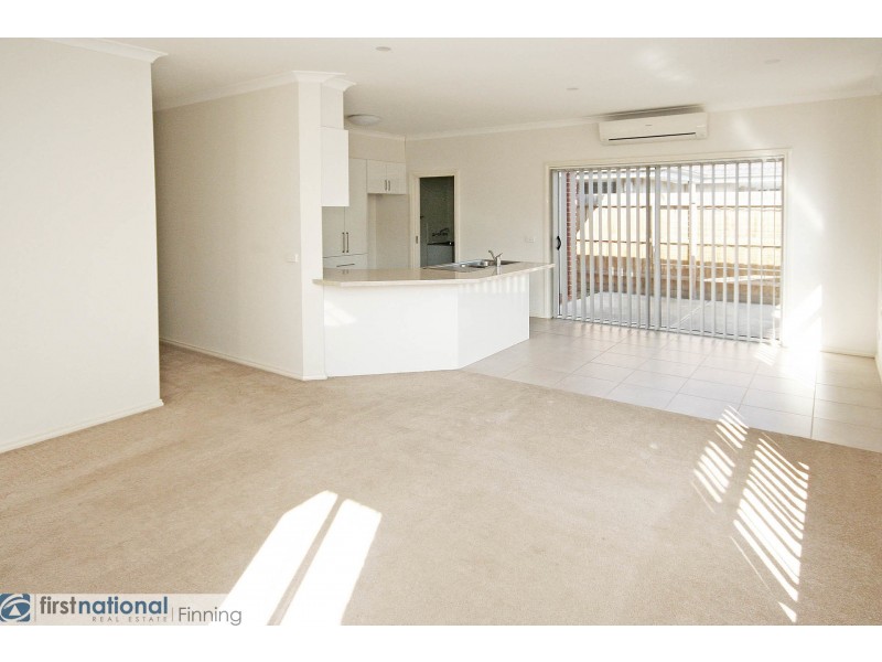 2/8 Carol Avenue, Cranbourne VIC 3977