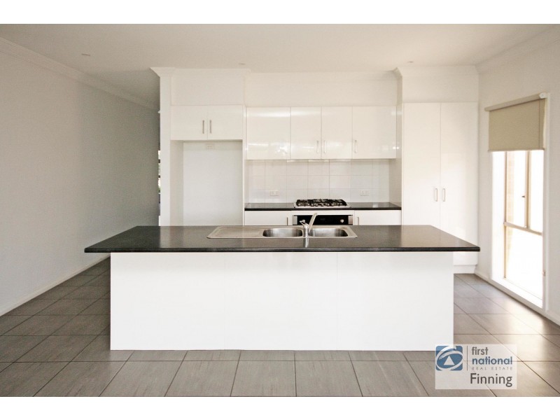 82 Thunderbolt Street, Cranbourne East VIC 3977