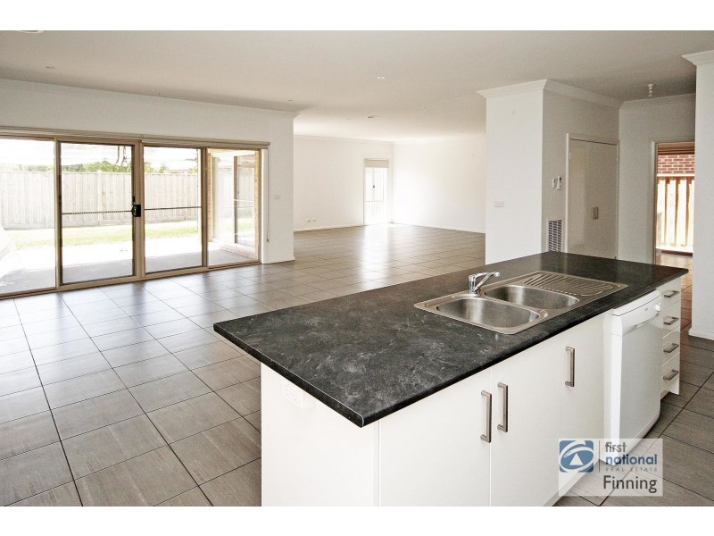 82 Thunderbolt Street, Cranbourne East VIC 3977
