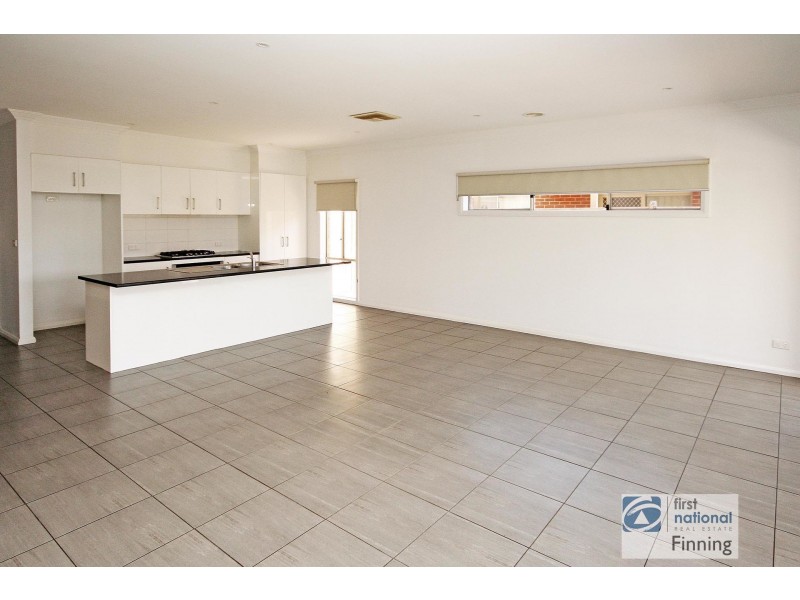82 Thunderbolt Street, Cranbourne East VIC 3977