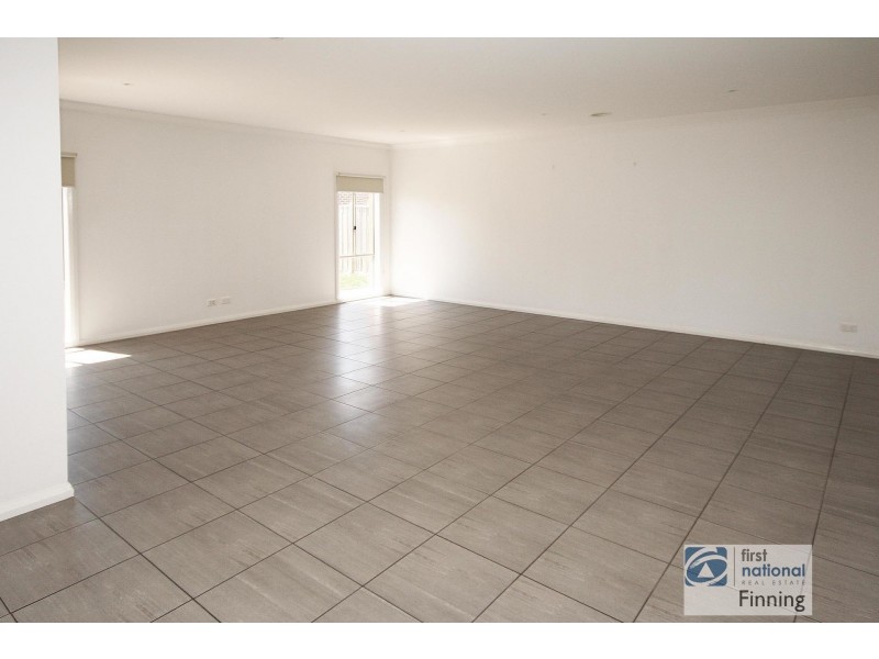 82 Thunderbolt Street, Cranbourne East VIC 3977