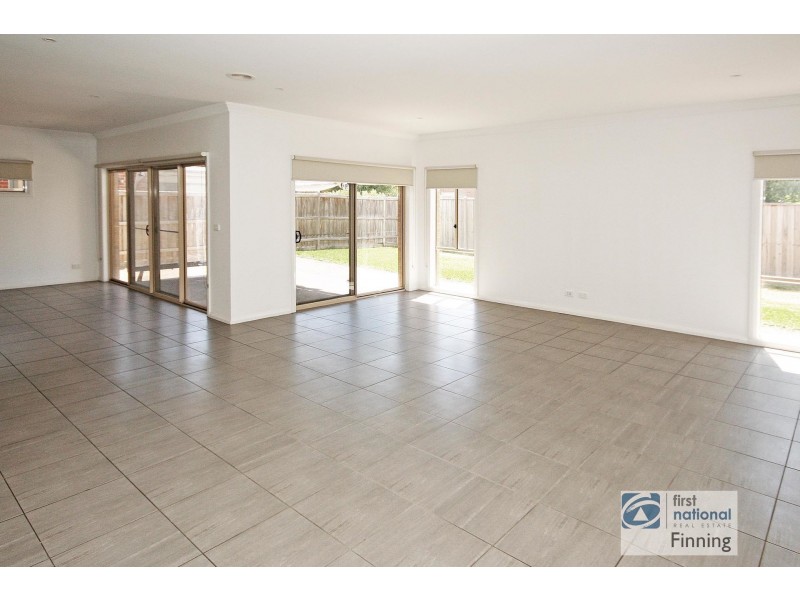 82 Thunderbolt Street, Cranbourne East VIC 3977