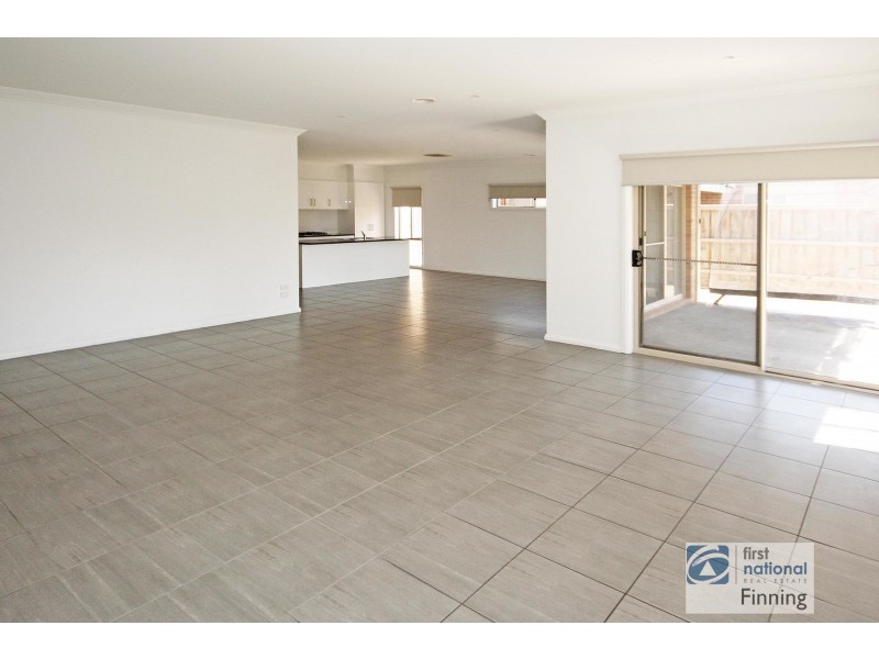82 Thunderbolt Street, Cranbourne East VIC 3977