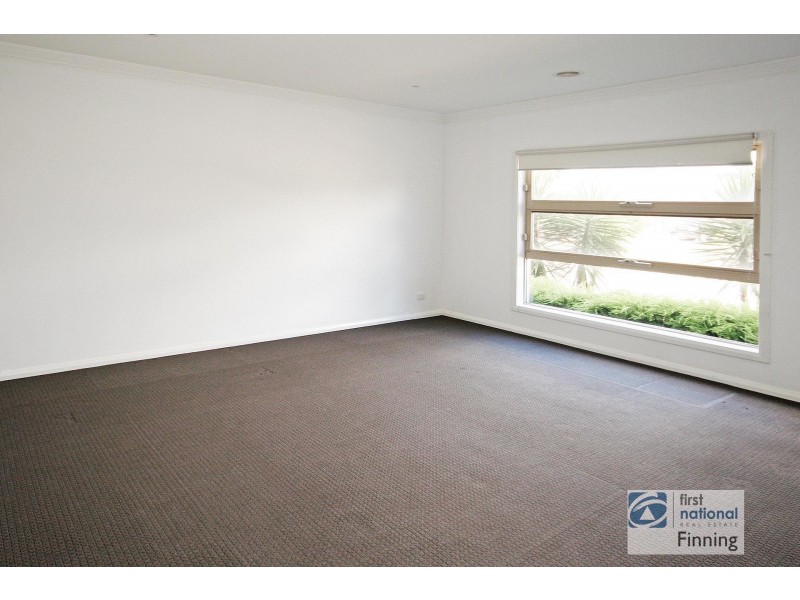 82 Thunderbolt Street, Cranbourne East VIC 3977