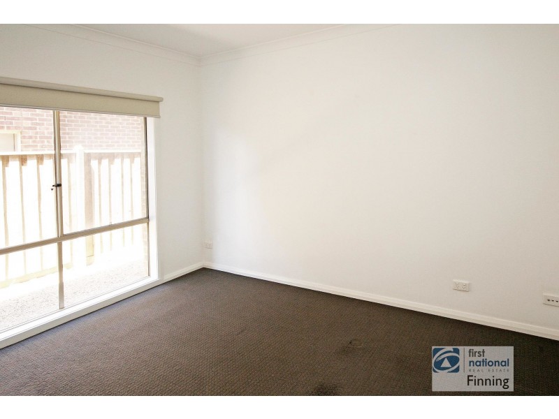 82 Thunderbolt Street, Cranbourne East VIC 3977