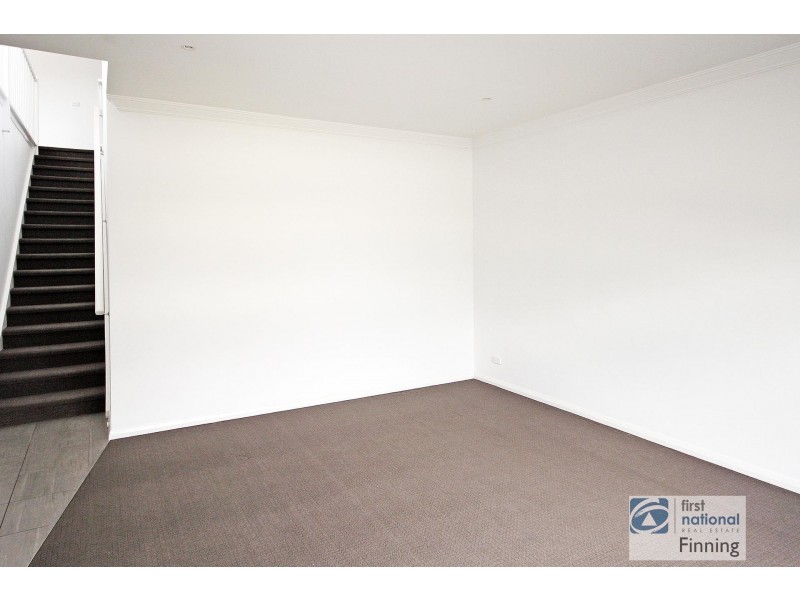 82 Thunderbolt Street, Cranbourne East VIC 3977