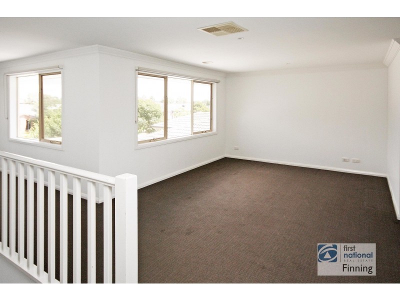 82 Thunderbolt Street, Cranbourne East VIC 3977