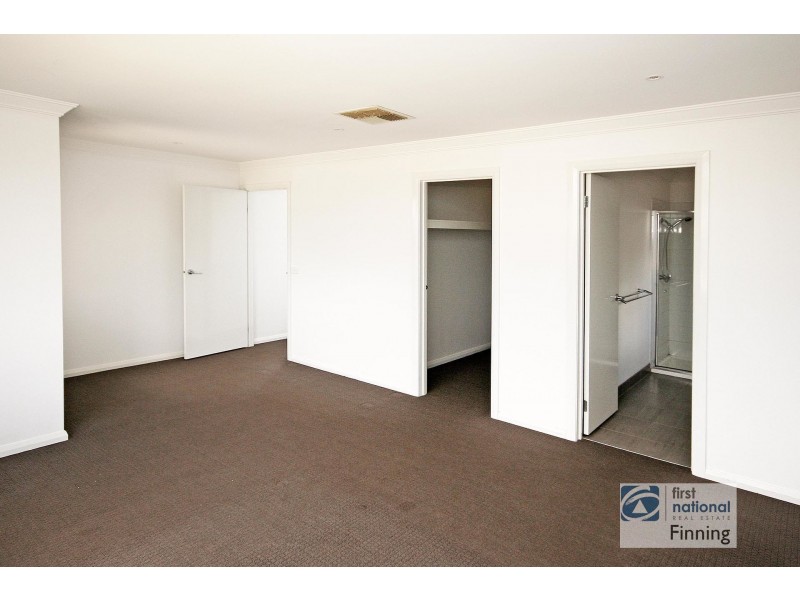 82 Thunderbolt Street, Cranbourne East VIC 3977