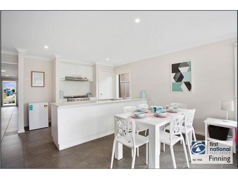 10 Fenway Boulevard, Clyde North VIC 3978