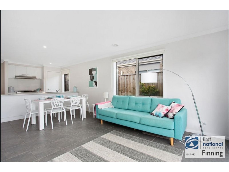 10 Fenway Boulevard, Clyde North VIC 3978