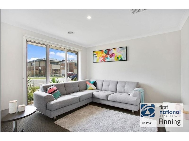 10 Fenway Boulevard, Clyde North VIC 3978