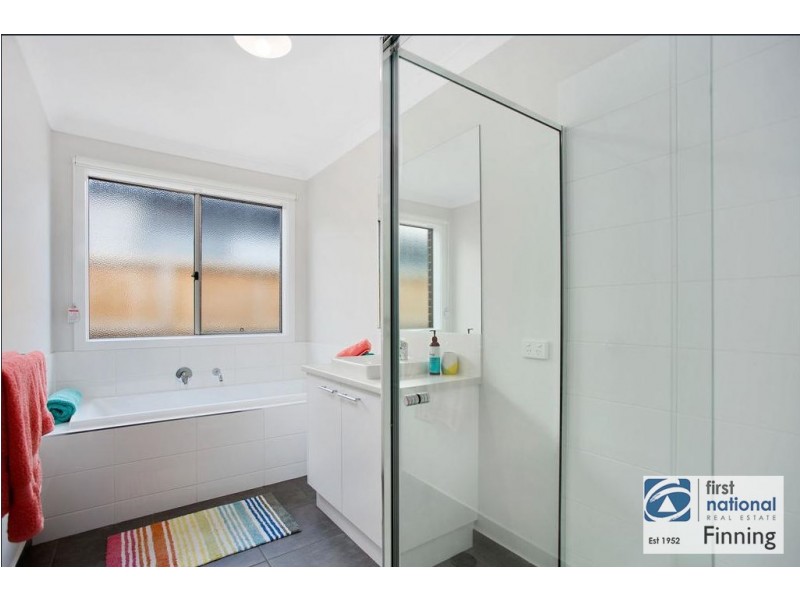 10 Fenway Boulevard, Clyde North VIC 3978