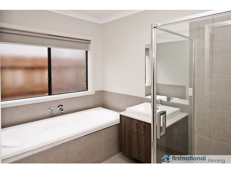 4 Fiorelli Boulevard, Cranbourne East VIC 3977