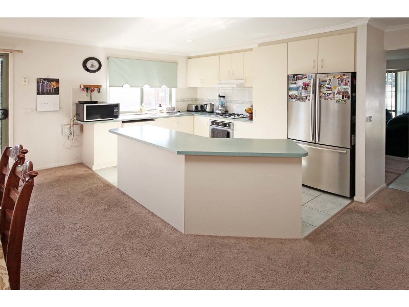 8 Emoh Close, Cranbourne VIC 3977