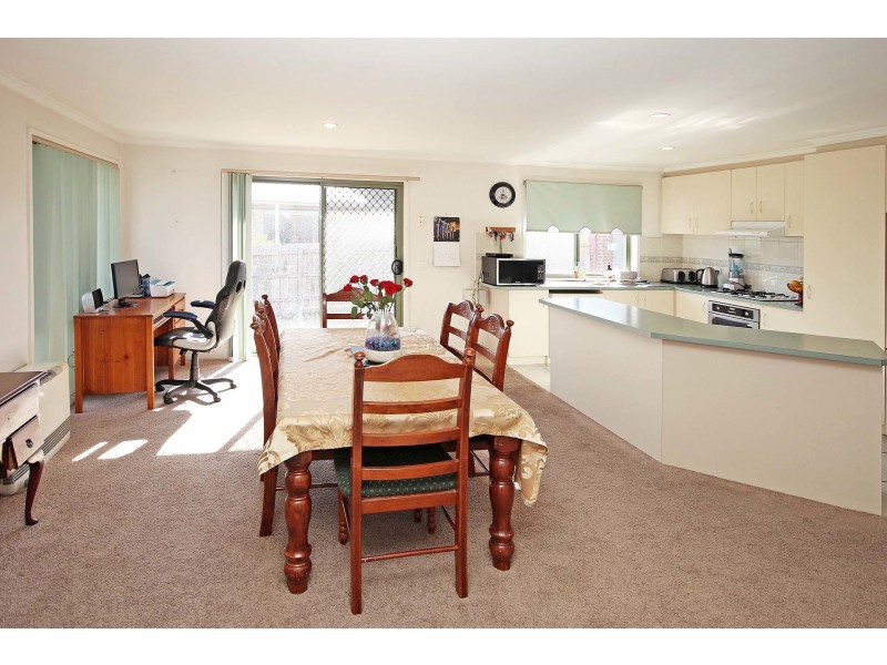 8 Emoh Close, Cranbourne VIC 3977