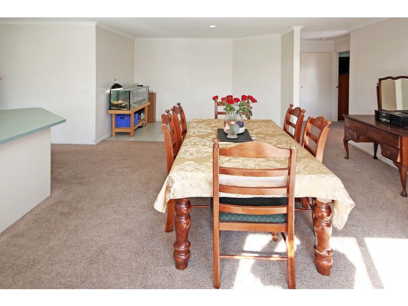 8 Emoh Close, Cranbourne VIC 3977