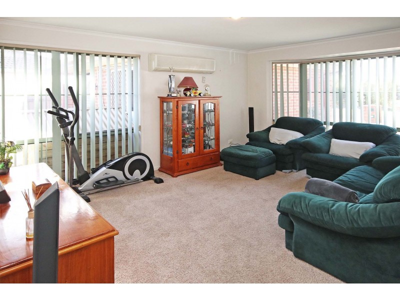 8 Emoh Close, Cranbourne VIC 3977