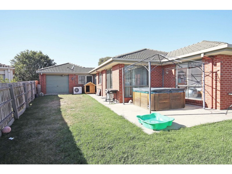 8 Emoh Close, Cranbourne VIC 3977