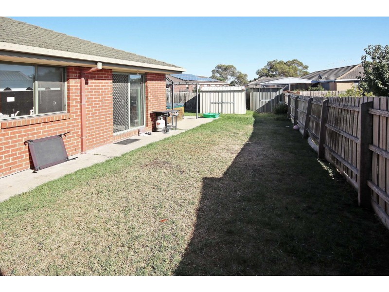 8 Emoh Close, Cranbourne VIC 3977