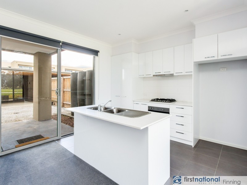 10 Aviara Walk, Cranbourne VIC 3977