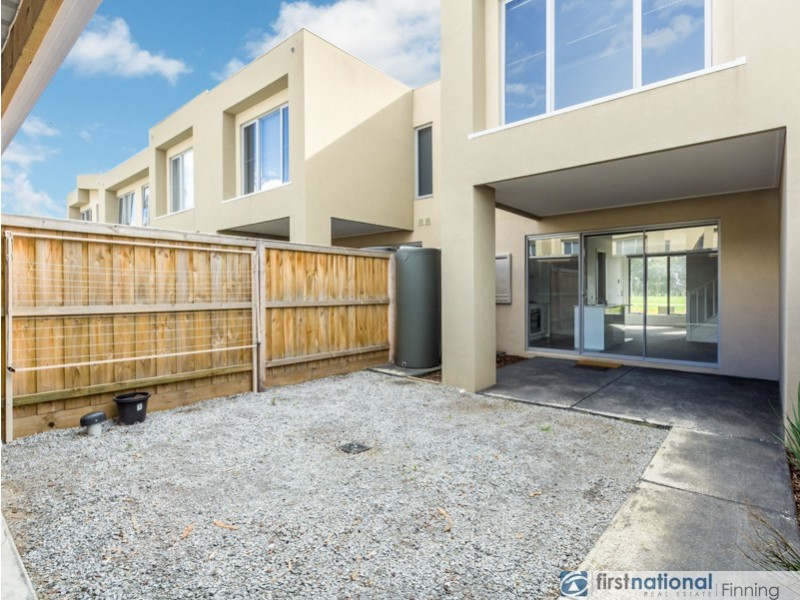 10 Aviara Walk, Cranbourne VIC 3977