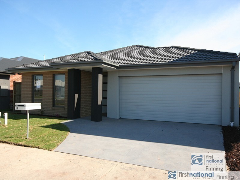 18 Lindwall Drive, Cranbourne West VIC 3977