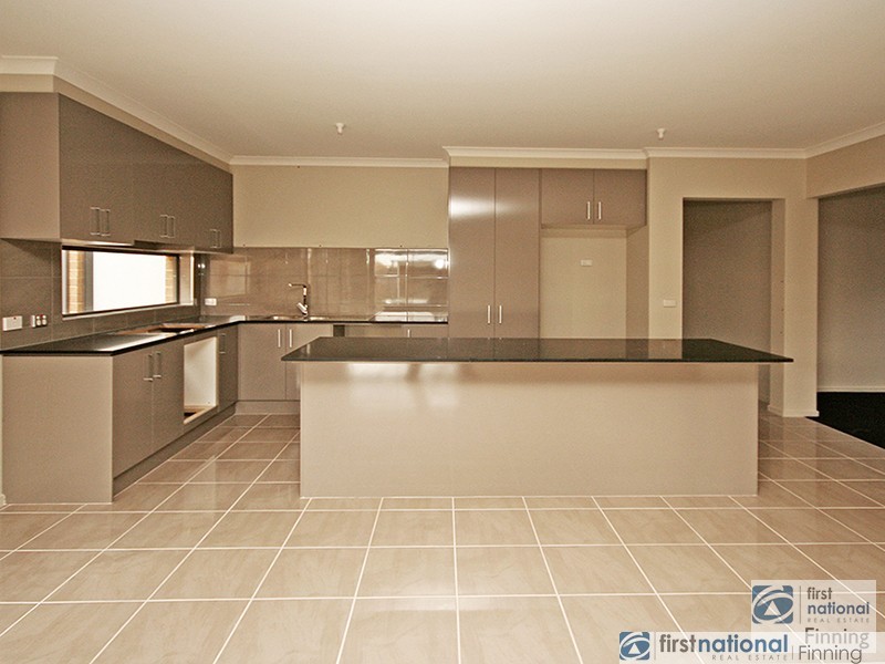 18 Lindwall Drive, Cranbourne West VIC 3977