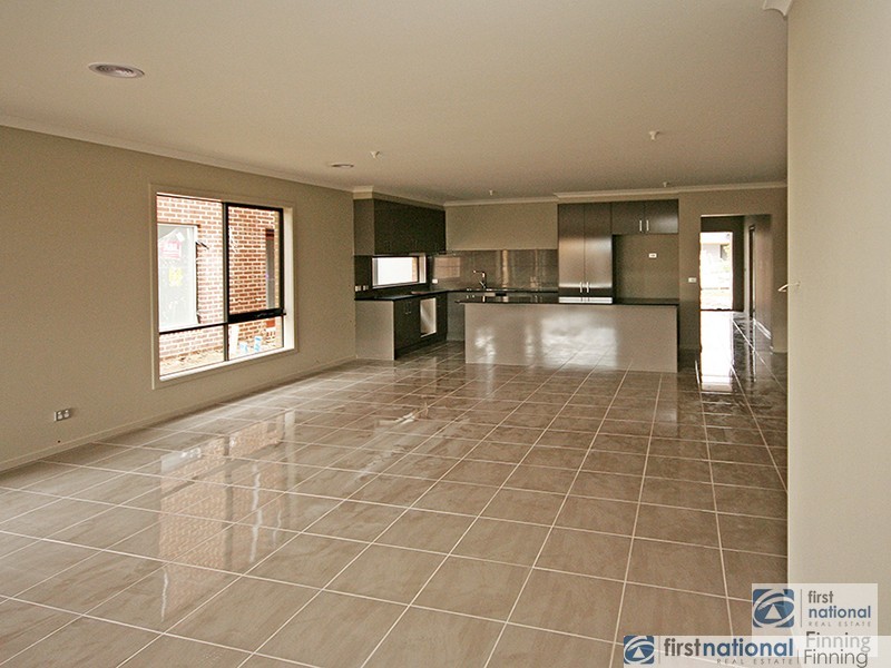 18 Lindwall Drive, Cranbourne West VIC 3977