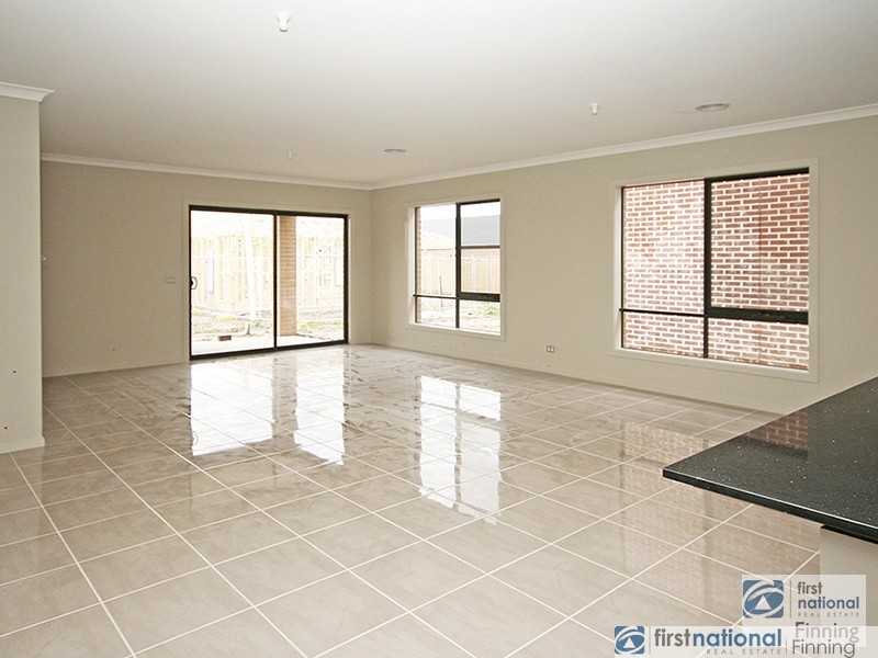 18 Lindwall Drive, Cranbourne West VIC 3977