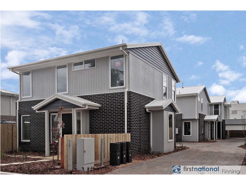 1/2 Mundaring Drive, Cranbourne VIC 3977