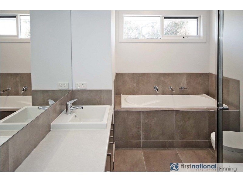1/2 Mundaring Drive, Cranbourne VIC 3977