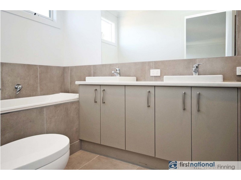 2/2 Mundaring Drive, Cranbourne VIC 3977