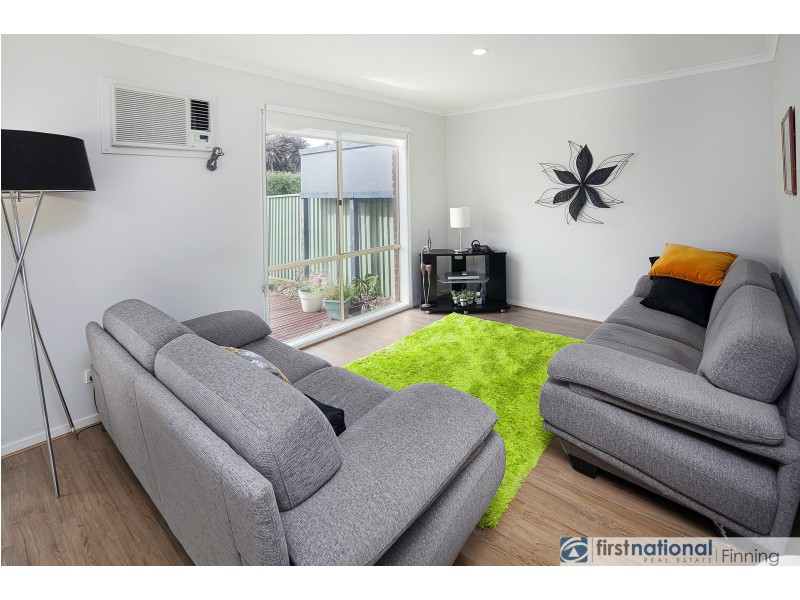 6 Oak Post Place, Cranbourne East VIC 3977