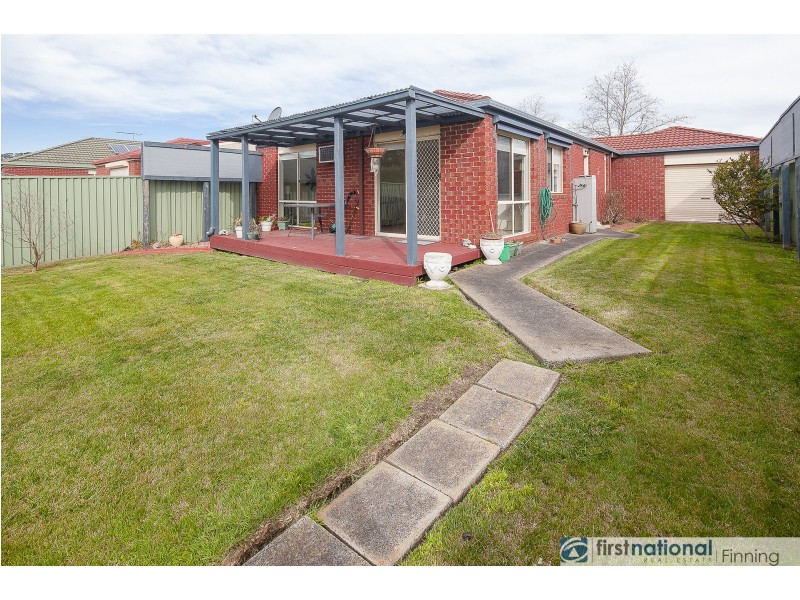 6 Oak Post Place, Cranbourne East VIC 3977