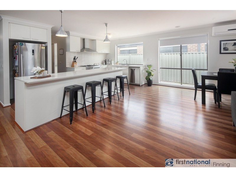 7 Stark Circuit, Cranbourne East VIC 3977