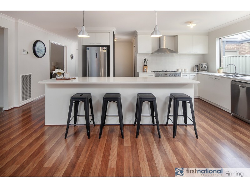 7 Stark Circuit, Cranbourne East VIC 3977