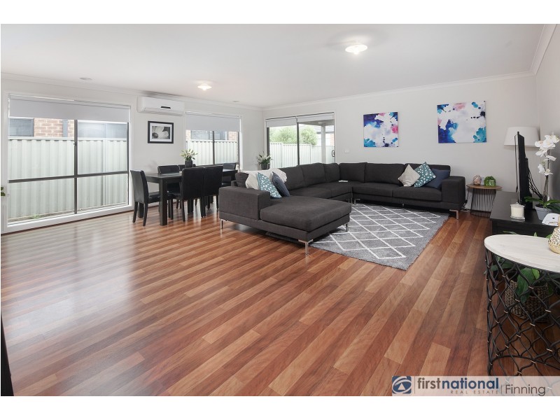 7 Stark Circuit, Cranbourne East VIC 3977