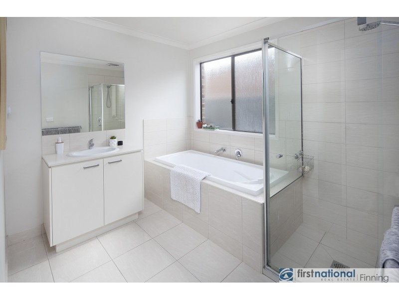 7 Stark Circuit, Cranbourne East VIC 3977
