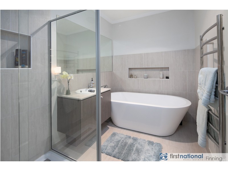 5 Native Retreat, Cranbourne East VIC 3977