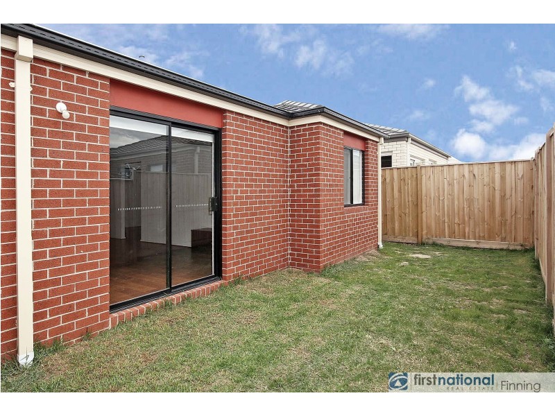 102 Athletic Circuit, Clyde VIC 3978