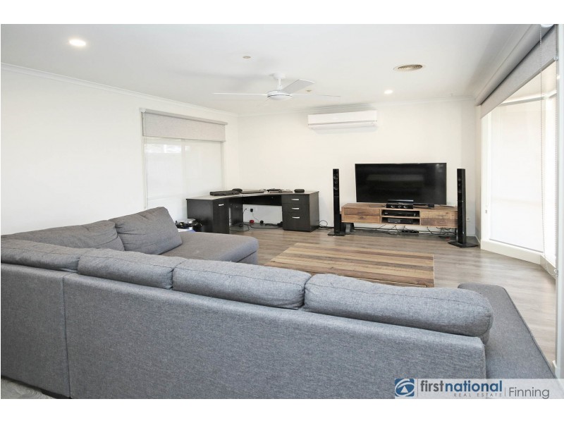 19 Greenmantle Close, Cranbourne West VIC 3977