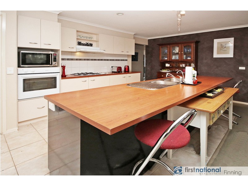 31 Horsham Drive, Cranbourne East VIC 3977