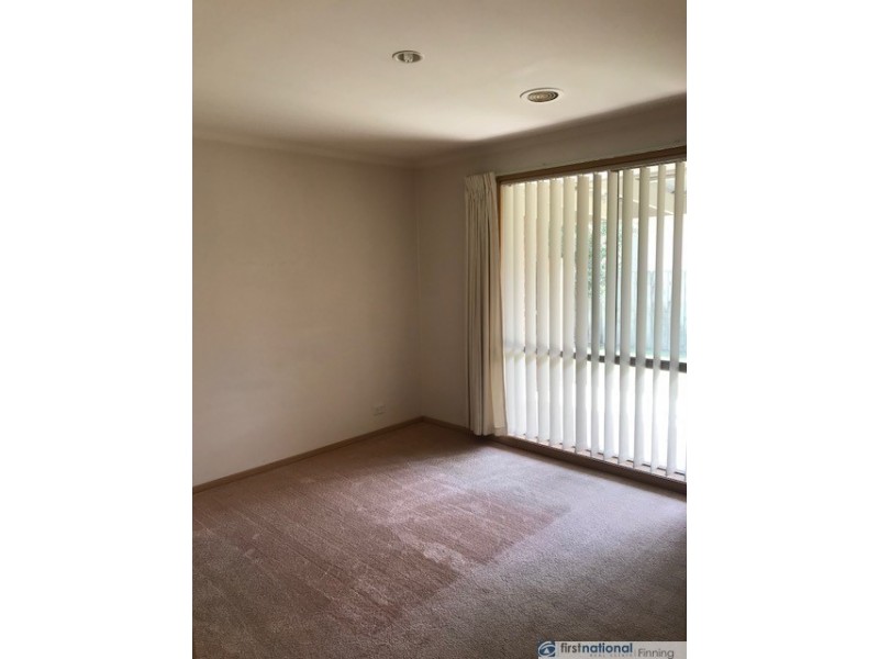 1 Lindenow Court, Cranbourne North VIC 3977