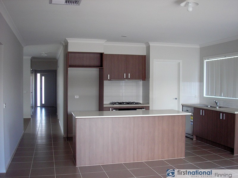 2 Tattle Grove, Cranbourne East VIC 3977